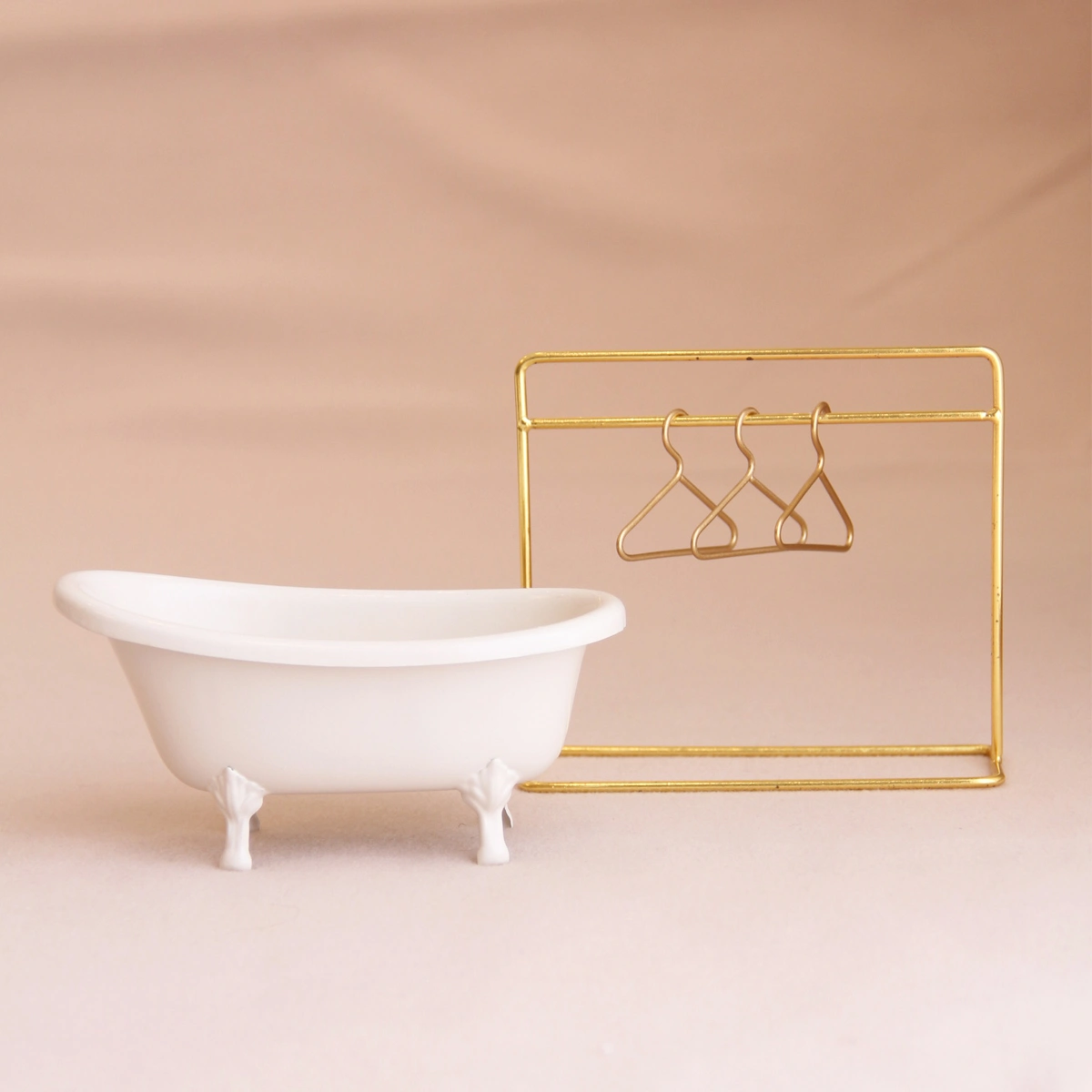 Doll’s House Accessories Mini Laudry Rack with Bathtub
