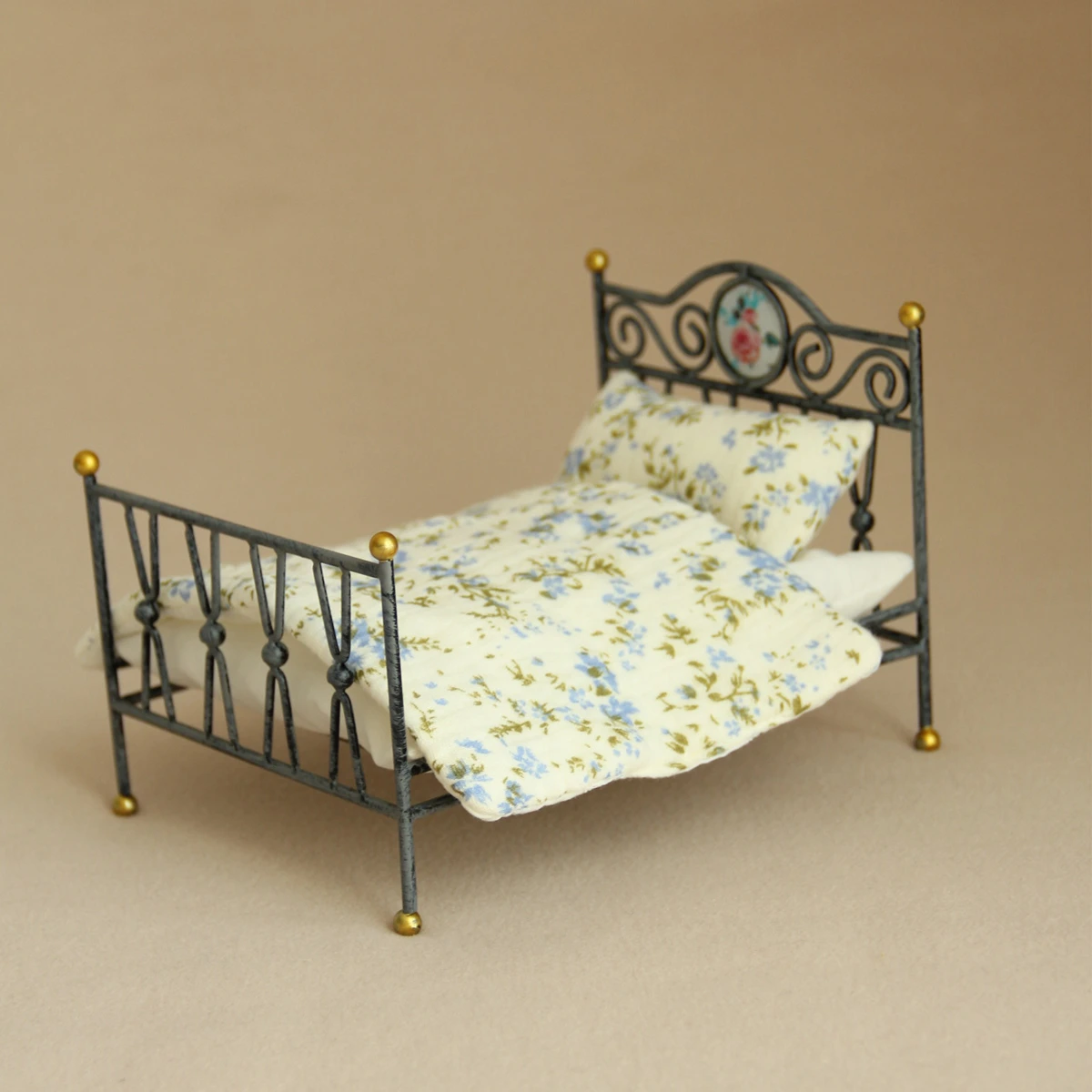 Miniature Bed with Retro Style