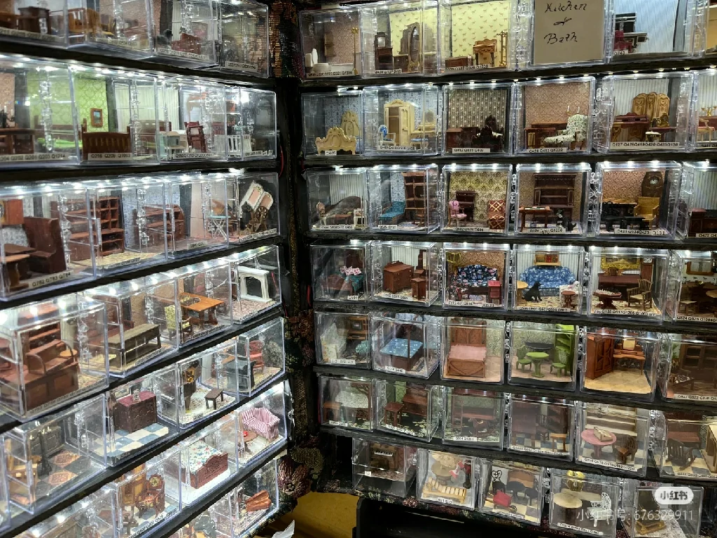 Miniature Dollhouse Furniture & Accessories (2)