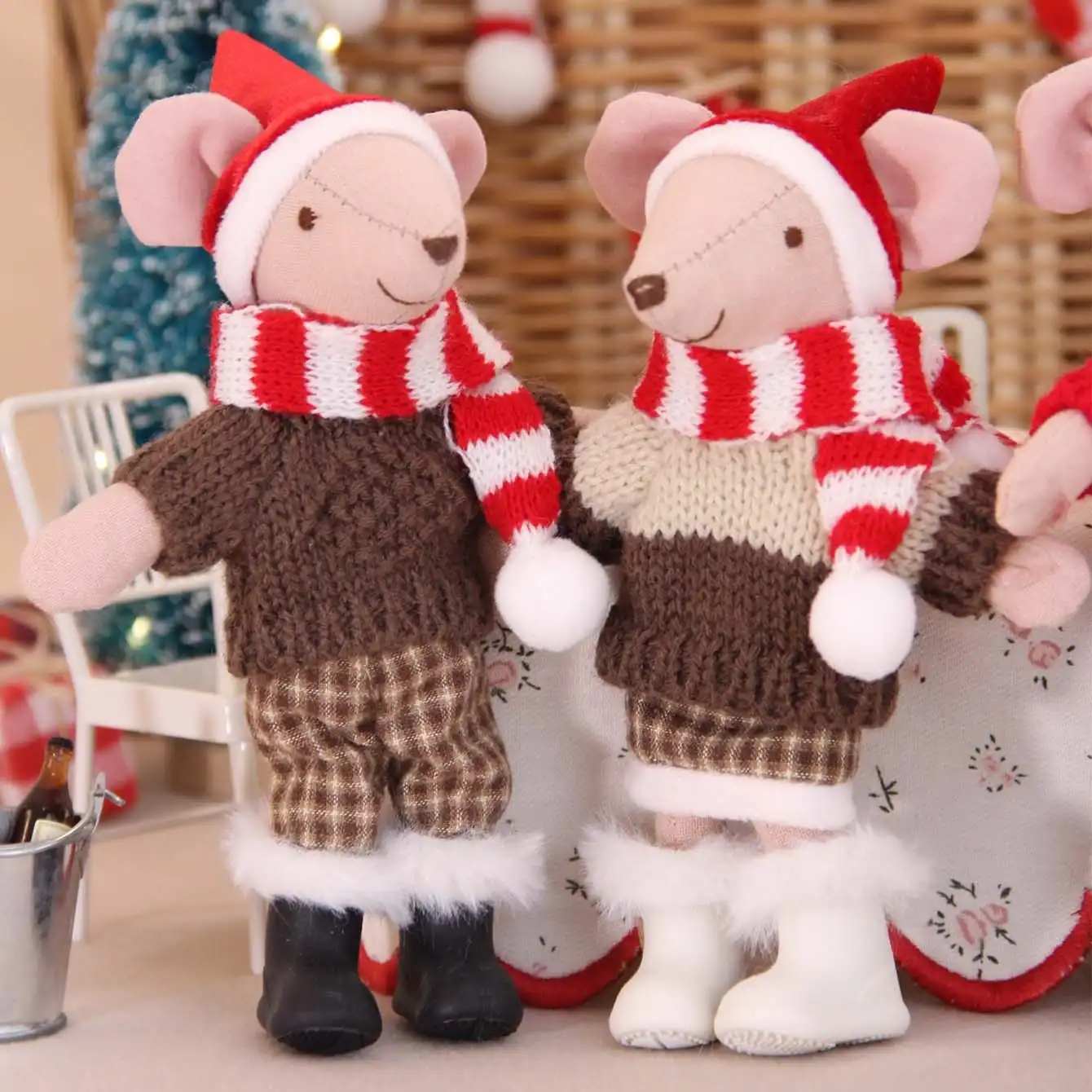 Ratos de Natal de brinquedo feitos à mão