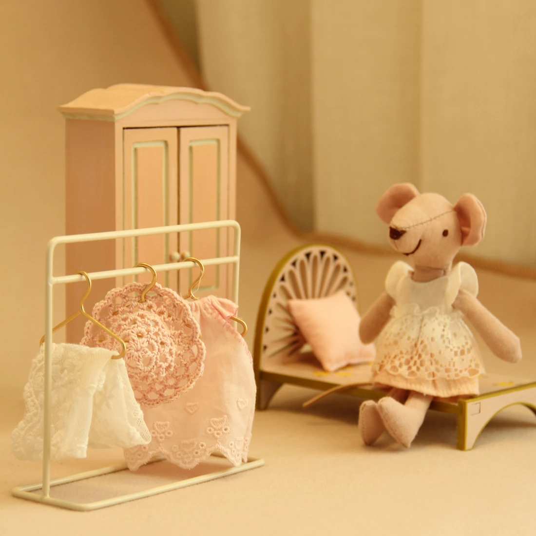 Your Ultimate Guide: 5 Key Things to Know About What is a 1 inch Scale Dollhouse